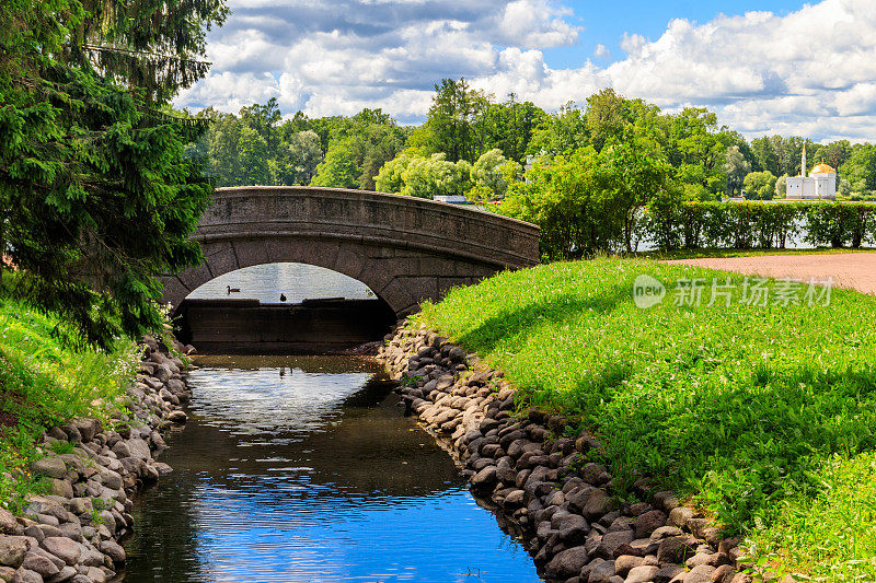横跨俄罗斯普希金(Tsarskoye Selo)凯瑟琳公园一条小河的石拱桥